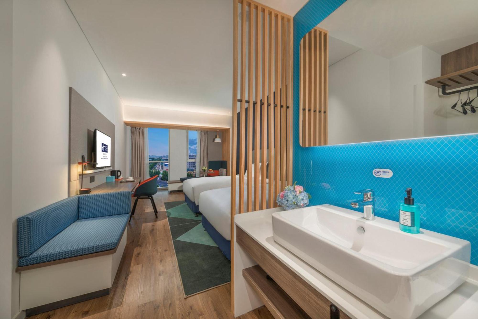 Holiday Inn Express Qingdao Chengyang Central By Ihg Exterior photo